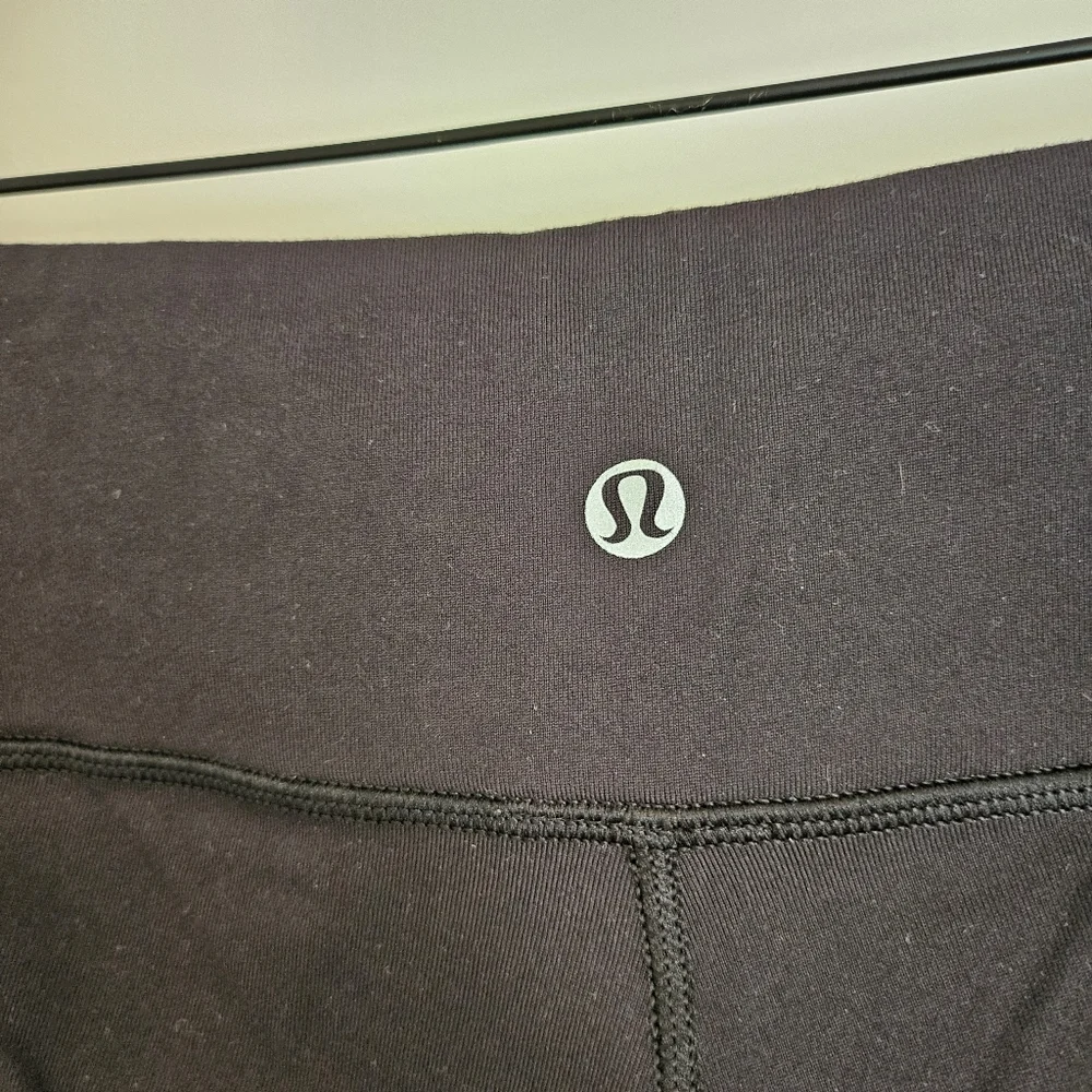 💜 Lululemon sz6 Wunder Under Crop 21" in black - Picture 5 of 10